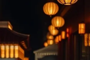 夜间钟楼表盘特写，指针停在整点位置，背景深蓝